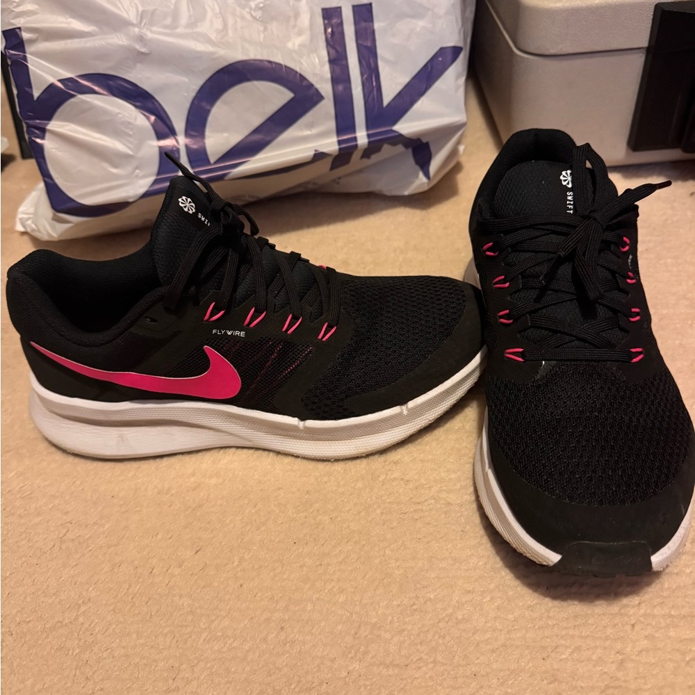Nike Women's Black and Pink Sneakers
